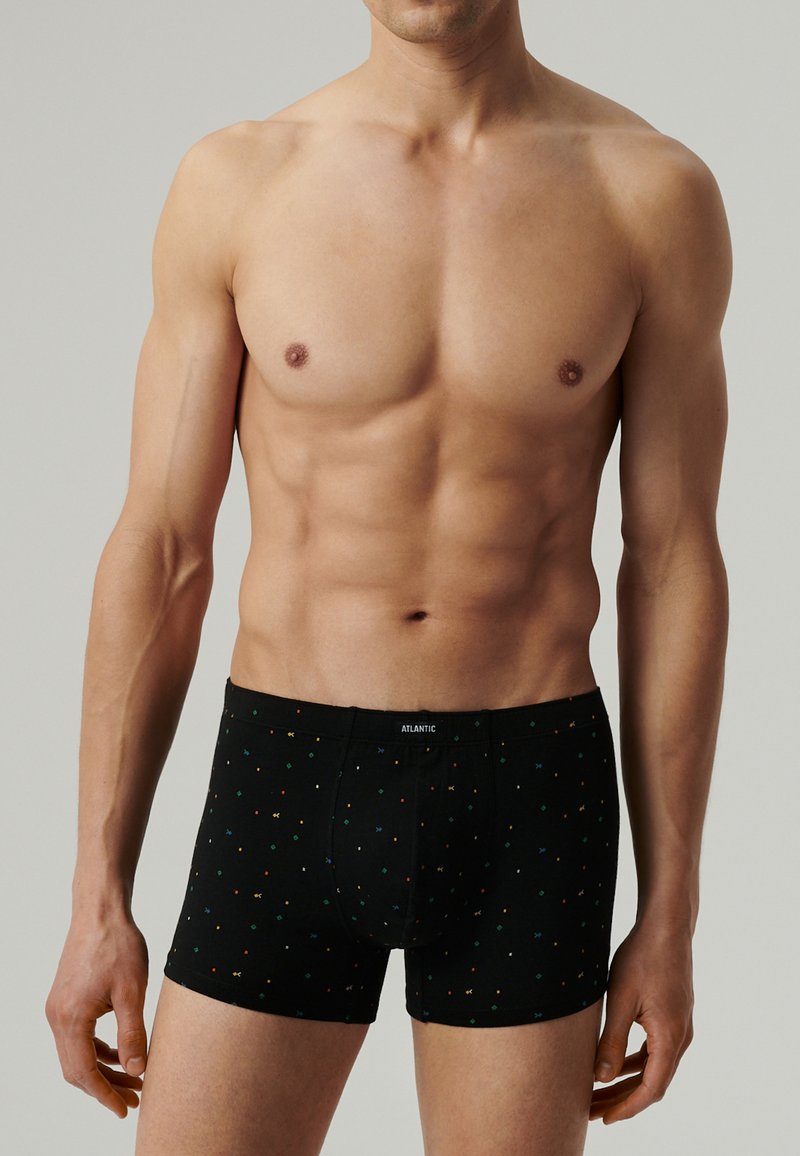 Czarne bokserki w wielokolorowy wzór w kropki. Wykonane z miękkiej tkaniny z elastycznym pasem, na którym widnieje nazwa marki "ATLANTIC."