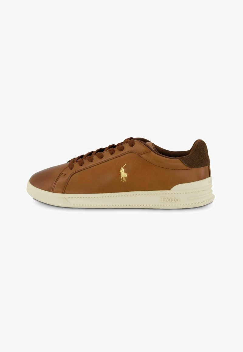 Braune Ledersneaker mit einer weißen Gummisohle, schwarzen strukturierten Akzenten, runden Schnürsenkeln und einem goldenen Logo an der Seite.