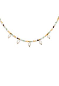 Collier en perles mettant en avant des gemmes aux teintes pastel, des accents dorés et quatre perles blanches suspendues. Texture lisse avec des formes de perles variées.