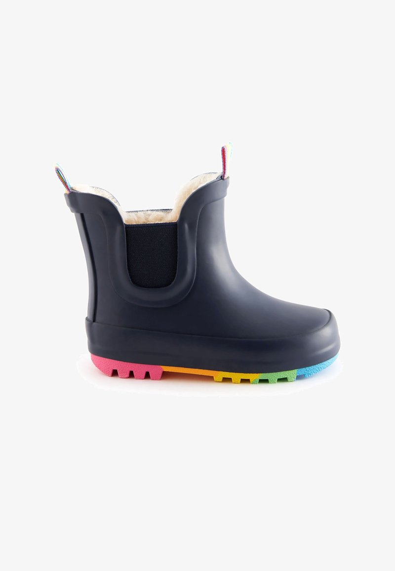 Botte de pluie basse bleu marine avec semelle arc-en-ciel, panneau latéral élastique noir et doublure intérieure en polaire blanche.