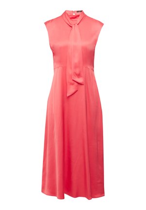 Koraalkleurige midi-jurk met een kraag en nekstrik. Gemaakt van gladde stof met een getailleerd lijfje en een uitlopende rok. Geen zichtbare patronen of versieringen.