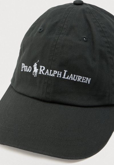 Melnā kokvilnas cepure ar izliekto vizoli un izšūtu "Polo Ralph Lauren" logo baltā krāsā. Uz augšas ir ventilācijas caurumi, kas nodrošina gaisa cirkulāciju.