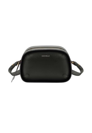 Borsa a tracolla in pelle nera con forma arrotondata, chiusura con zip superiore e dettagli in tonalità oro. Presenta una tracolla testurizzata e un dettaglio del logo.