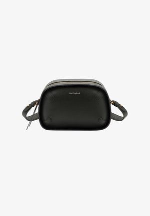 Borsa a tracolla in pelle nera con forma arrotondata, chiusura con zip superiore e dettagli in tonalità oro. Presenta una tracolla testurizzata e un dettaglio del logo.