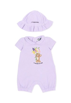Tutina per neonati color lavanda con colletto, stampa orsetto che tiene fiori, cappellino abbinato con volant e logo "Moschino" su entrambi gli articoli.