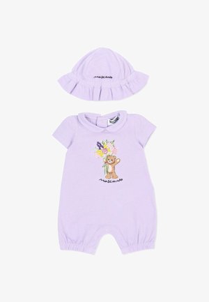 Lawendowy kombinezon niemowlęcy z kołnierzykiem, nadrukiem misia trzymającego kwiaty, dopasowany kapelusz z falbankami oraz logo "Moschino" na obu elementach.
