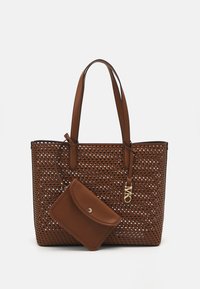 Bruine geweven draagtas met lange handvatten, voorzien van een afneembare bijpassende tas. Soepele textuur, gouden hardware accenten en open weefontwerp.