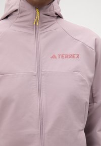 Adidas Terrex NATIONAL GEOGRAPHIC WOMEN SOFTSHELL JACKET - Casaco softshell - preloved fig