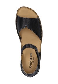 Sandale en cuir noir avec un bout ouvert, un dessus en forme de V et une semelle int�érieure en cuir souple de couleur beige. Présente des coutures le long des bords et une sangle à boucle.