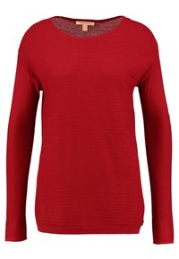 Pull rouge à manches longues en tissu maille texturé, avec un col rond et une coupe décontractée. Marquage subtil sur le côté inférieur.