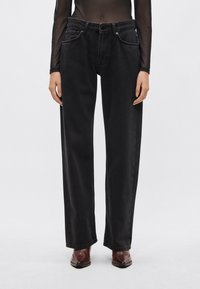 Čierne džínsy so širokými nohavicami vyrobené z denimu s vysokým pásom, vybavené prednými vreckami, jemnými švami a rovno strihaným zakončením.