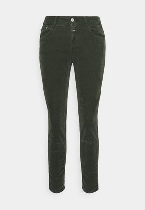 Pantalon slim en velours côtelé vert foncé avec fermeture éclair et bouton à l'avant, poches avant et arrière, présenté sur un fond uni.