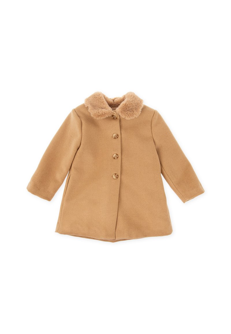Abrigo de lana color camel para niños con tres botones y un suave y esponjoso cuello de piel, exhibido sobre un fondo blanco.