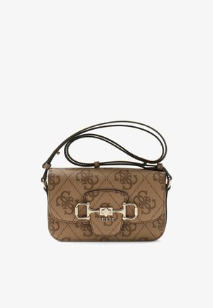 Sac bandoulière Guess marron avec motif monogramme, fermoir argenté et sangle d'épaule réglable sur fond blanc.