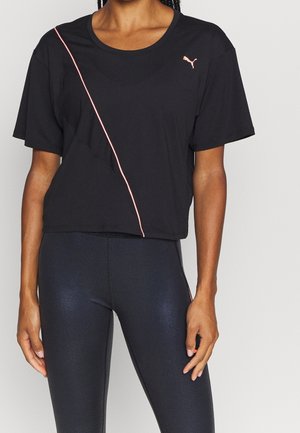 Schwarzes Puma T-Shirt mit kurzen Ärmeln, diagonalem pinkfarbenen Streifen und Logo, getragen mit glänzenden schwarzen Leggings, dargestellt vom Hals bis zur Mitte des Oberschenkels.