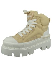 Grube sneakersy typu high-top w jasnobeżowym materiale syntetycznym, z białą gumową podeszwą, sznurowaniem oraz wyściełanym kołnierzem z logo.