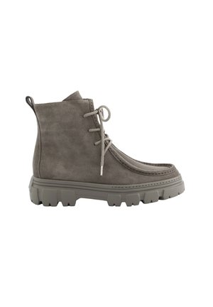 Grauer Wildleder-Stiefeletten-Schuh mit dicker Profilsohle, runder Zehenpartie, drei Ösen zum Schnüren und Zuglasche an der Ferse, seitlich dargestellt.
