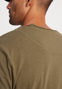 Gabba KONRAD STRAIGHT  - Pamata T-krekls - army