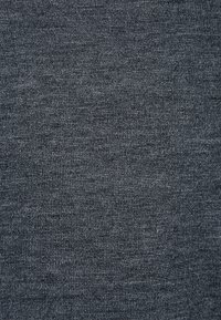 Tissu tricoté gris foncé avec une texture de tissage serré et uniforme et de légères lignes horizontales et verticales.