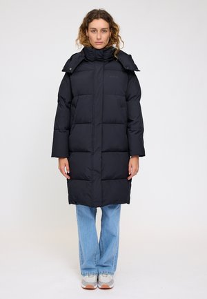 Schwarze Pufferjacke mit hohem Kragen, ausgestattet mit einem gesteppten Design. Sie hat lange Ärmel, seitliche Taschen und einen mittellangen Schnitt.
