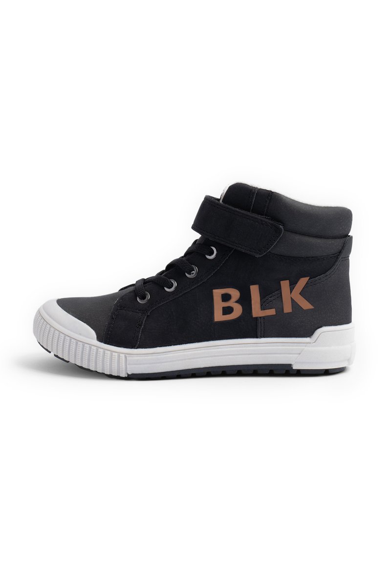 Schwarze High-Top-Sneaker aus synthetischem Material, mit einem Klettverschluss, weißer Sohle und der Aufschrift "BLK" in Bronze an der Seite.