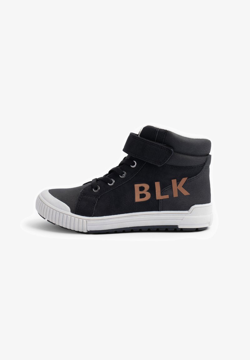 Deportiva alta en material sintético negro, con una correa de velcro, suela blanca y "BLK" impreso en bronce en el costado.