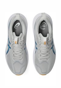 Ljusgrå sportskor med blå detaljer, texturerad mesh-ovandel, rund tå, snören och en vadderad vit sula. Gul logotypdetalj på tungan.