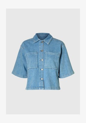 Chaqueta de mezclilla azul claro con mangas cortas, cuello puntiagudo, cierre de seis botones y dos bolsillos frontales. Acabada con costuras visibles.