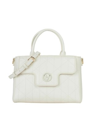 Sac à main blanc matelassé en similicuir avec un rabat avant, une quincaillerie dorée et une bandoulière amovible. Comporte un accent de logo.