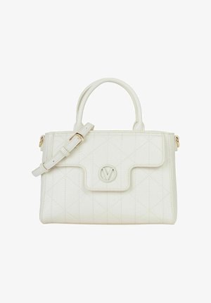 Sac à main blanc matelassé en similicuir avec un rabat avant, une quincaillerie dorée et une bandoulière amovible. Comporte un accent de logo.