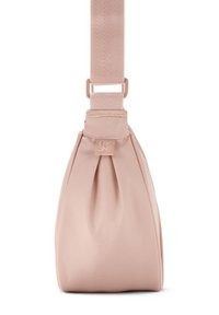 Mjuk rosa tygväska med en plisserad design, justerbar axelrem och logotags. Slät yta och rundad botten för en kompakt form.