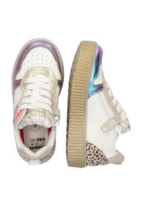 Weißes Kunstleder-Sneaker mit schillernden Akzenten, strukturierten Seitenpaneelen und einer gepunkteten Ferse. Mit Schnürsenkeln und einem seitlichen Reißverschluss.