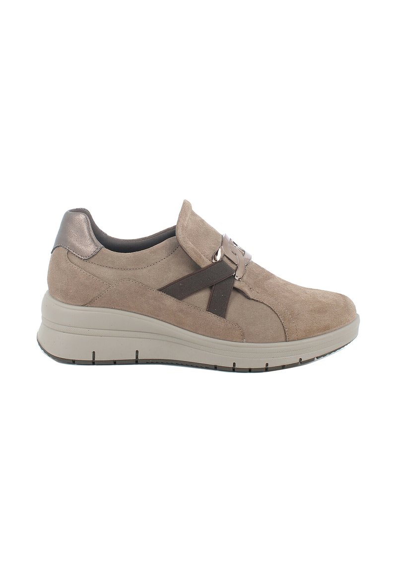 Scarpa in suede beige con punta arrotondata e leggera zeppa. Presenta un accento metallico, cinturini elastici e dettagli testurizzati sulla tomaia.