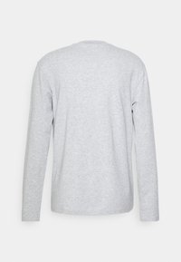 Långärmad grå t-shirt i mjuk bomullsblandning; har rund halsringning, enkel design och inga synliga varumärken eller mönster.