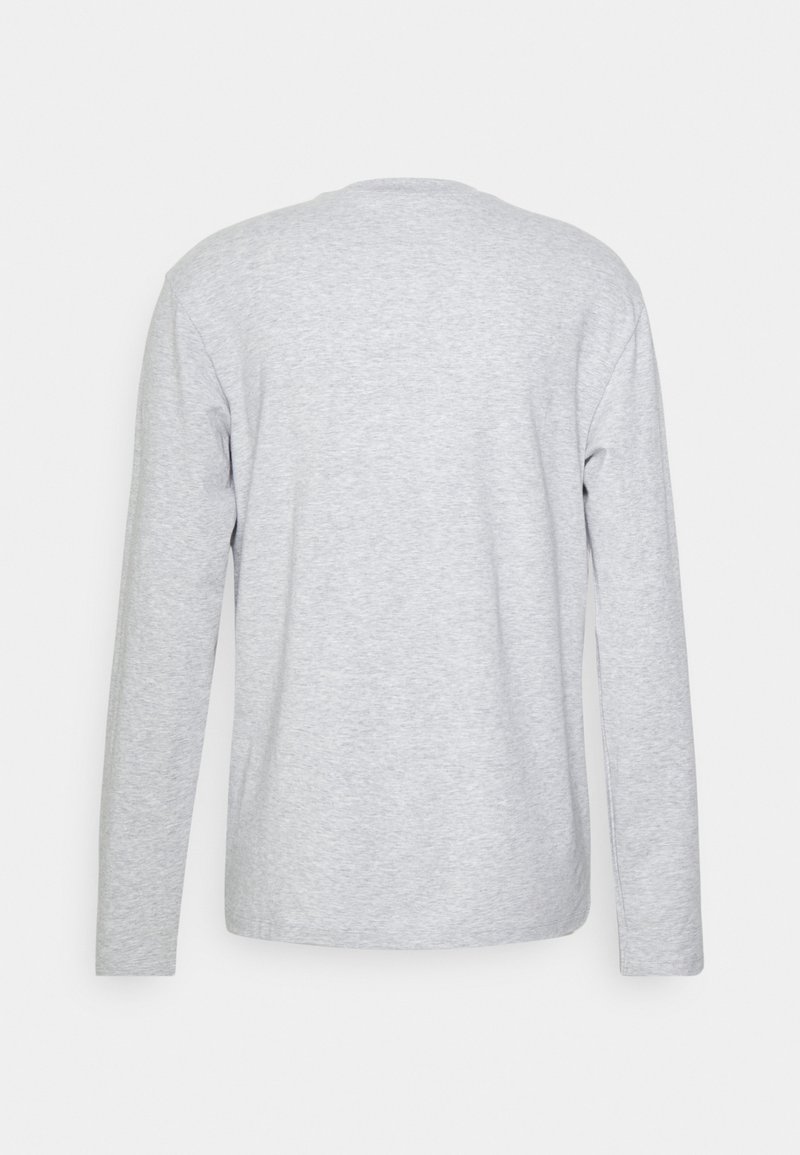 T-shirt grigio a maniche lunghe realizzato in morbido misto cotone; presenta un collo rotondo, un design semplice e senza marchi o motivi visibili.