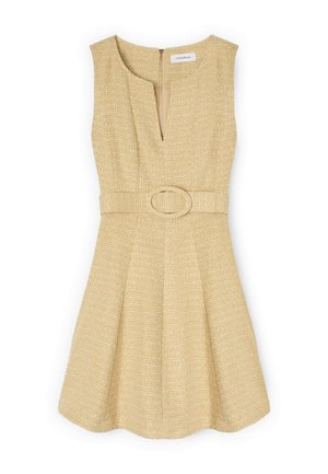 Ærmeløs beige tekstureret kjole med rund halsudskæring, frontslids, matchende bælte med oval spænde og udvidet nederdel.