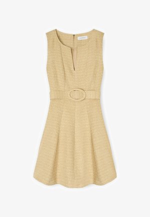 Ärmelloses, beigefarbenes, strukturiertes Kleid mit rundem Ausschnitt, vorderem Schlitz, passendem Gürtel mit ovaler Schnalle und ausgestelltem Rock.