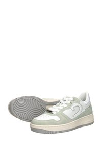 Witte en lichtgroene sneakers met een gladde leren en suède afwerking, voorzien van een dikke rubberen zool en geperforeerde teen detail.