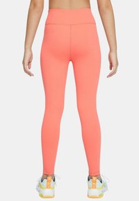 Leggings a vita alta in un vivace corallo, realizzati con un tessuto liscio e elastico, con cuciture a contrasto e una silhouette aderente.