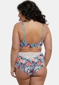 Ensemble de soutien-gorge à imprimé floral et culotte taille haute en bleu avec des fleurs roses, oranges et blanches. Détail en dentelle sur la taille de la culotte et bretelles ajustables.