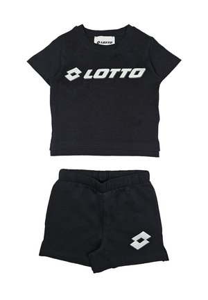 Set di maglietta nera e pantaloni corti in cotone, con un logo bianco "LOTTO" sulla maglietta e sui pantaloni, caratterizzato da una vestibilità rilassata e una vita elasticizzata.