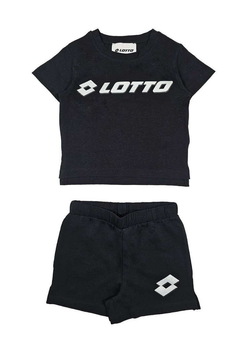 Set di maglietta nera e pantaloni corti in cotone, con un logo bianco "LOTTO" sulla maglietta e sui pantaloni, caratterizzato da una vestibilità rilassata e una vita elasticizzata.