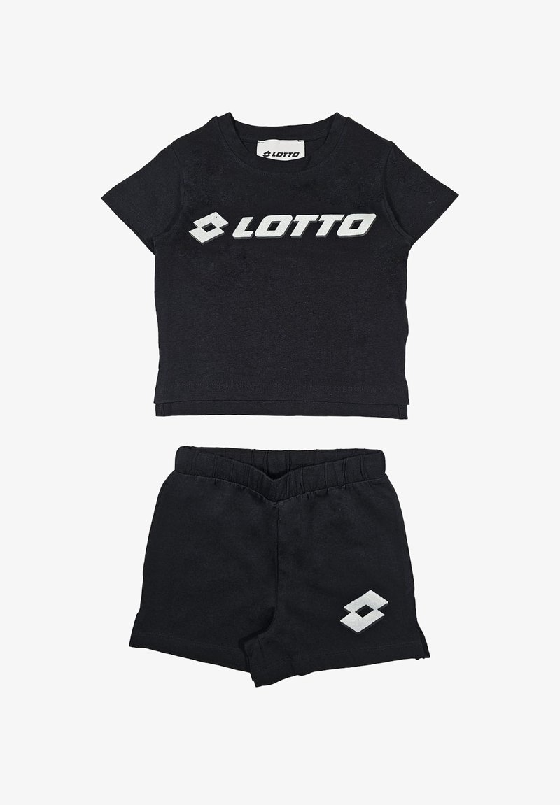 Set di maglietta nera e pantaloni corti in cotone, con un logo bianco "LOTTO" sulla maglietta e sui pantaloni, caratterizzato da una vestibilità rilassata e una vita elasticizzata.