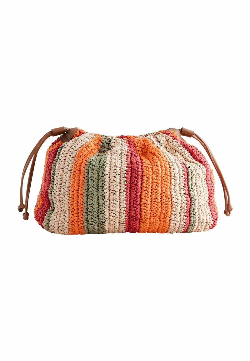 Pochette tissée avec des rayures horizontales orange, rouge, beige et verte, dotée de liens coulissants en cuir marron aux deux extrémités.