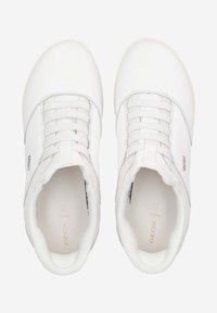 Paire de baskets blanches à lacets avec colliers rembourrés, semelles intérieures respirantes et tiges synthétiques lisses, vue de dessus sur un fond blanc.