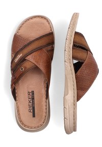 Sandales en cuir marron avec des sangles perforées, semelle intérieure rembourrée et semelle en caoutchouc. Présente des accents sombres contrastants et des détails de couture.