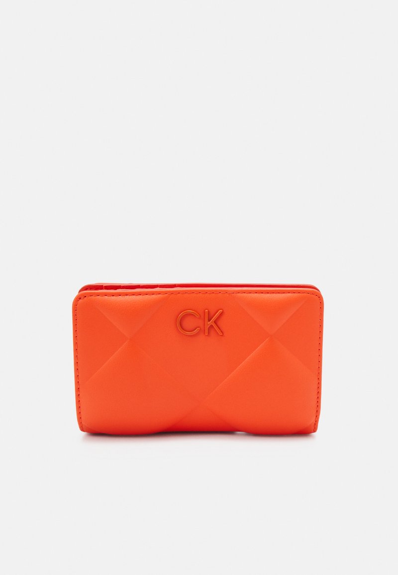 Calvin Klein RE LOCK QUILT BIFOLD WALLET - Maks - flame