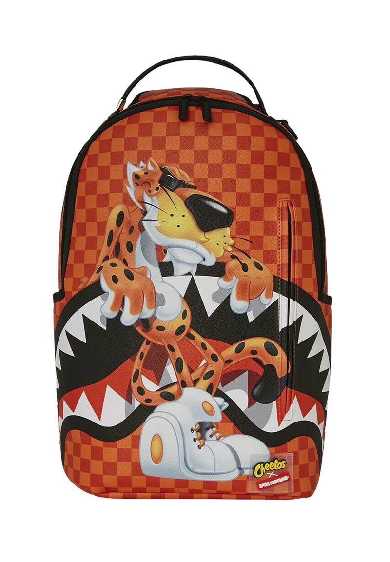 Mochila de patrón de cheetah naranja y negro con un personaje de dibujo animado, presenta un diseño de tablero de ajedrez, bolsillo con cremallera y material duradero.