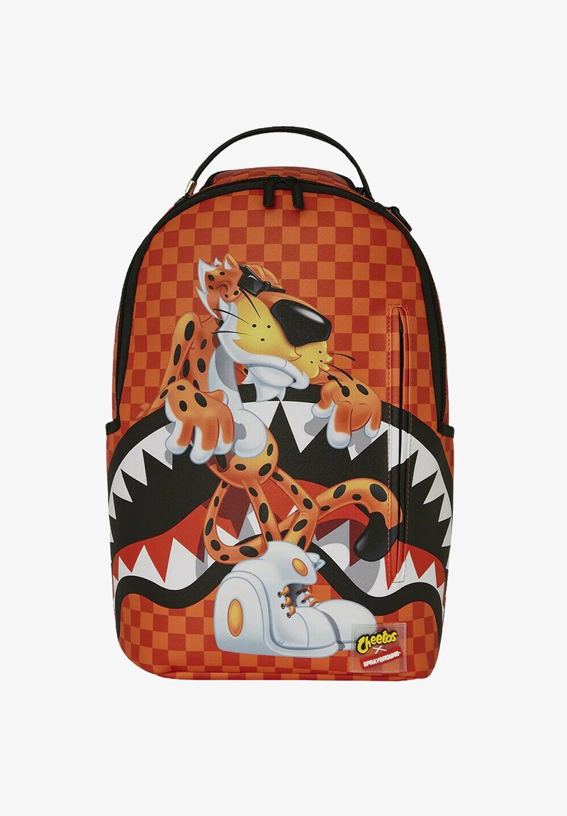 Mochila de patrón de cheetah naranja y negro con un personaje de dibujo animado, presenta un diseño de tablero de ajedrez, bolsillo con cremallera y material duradero.