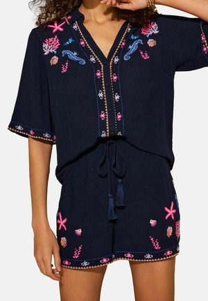 Marineblauwe romper met korte mouwen en korte broek met roze, blauwe en oranje geborduurde zeedieren en koraalontwerpen.